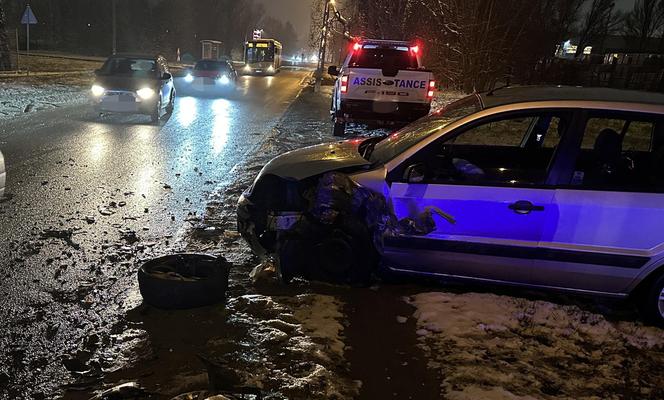 Warszawa. Czołowe zderzenie osobówek w Rembertowie. Jedna osoba trafiła do szpitala 