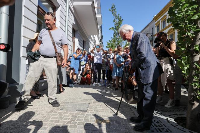 Ocalał z getta. Leon Weintraub odsłonił kamienie pamięci na ul. Włókienniczej