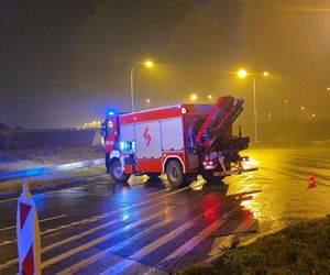 Matka nie żyje, w aucie dzieci. Śmiertelne dachowanie w Warszawie