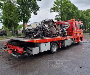 Śmiertelny wypadek w Bratoszewicach. Opel rozbił się o drzewo. Nie żyje 32-latek [ZDJĘCIA]