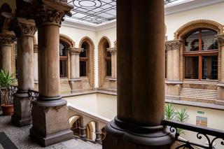 Pałac rodem z Hogwartu we Wrocławiu. Zobacz, jak wyglądają wnętrza gmachu dawnej Biblioteki Uniwersyteckiej 