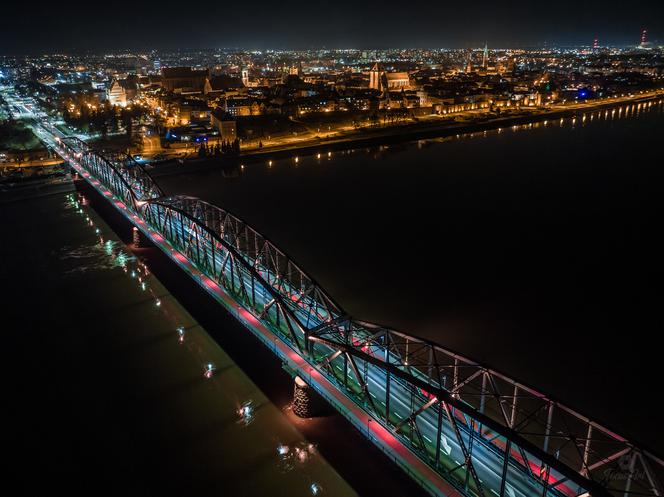 Nowy "stary" most im. Piłsudskiego w Toruniu. Nocna sceneria zachwyca