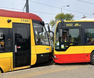 Czołowe zderzenie autobusu miejskiego z tramwajem. Kierowca zasłabł za kierownicą