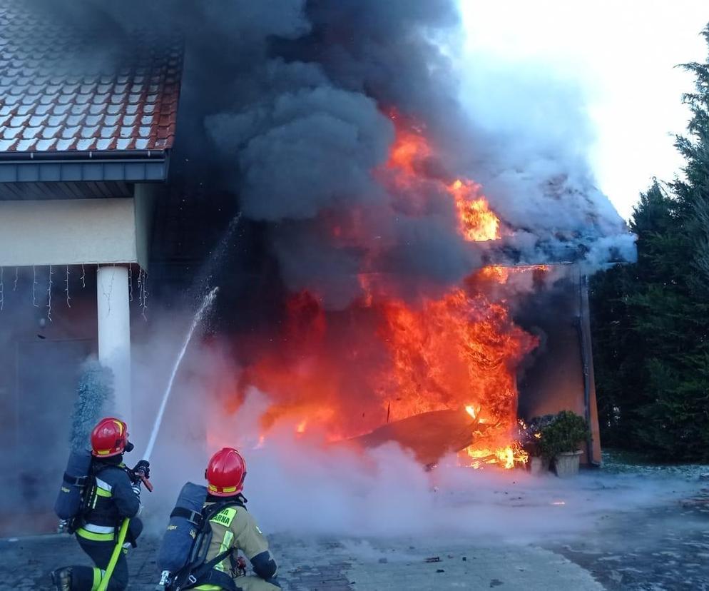 Pożar domu pod Nowym Dworem Mazowieckim! Cały dobytek w ogniu, w akcji strażacy