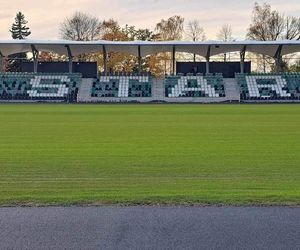 Remont starachowickiego stadionu trwa. Na plac budowy dotarły słupy oświetleniowe