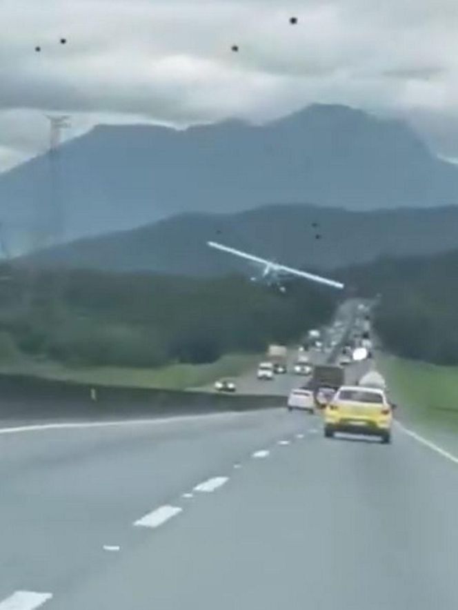 Samolot lądował na zatłoczonej trasie między autami! Wideo mrozi krew w żyłach