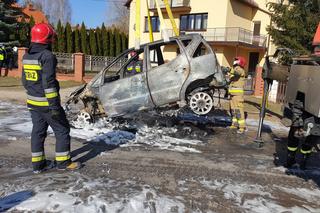  Mercedes spłonął doszczętnie! Z ogniem w Suchedniowie walczyło 8 strażaków [FOTO] 