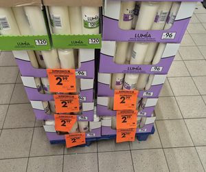 Ceny zniczy 2025. Tyle za znicze trzeba zapłacić w Biedronce. Czy jest taniej niż przed rokiem?