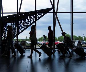   Tłumy na lotnisku w Szymanach. Wystartował pierwszy wakacyjny lot do Albanii. Zobacz zdjęcia
