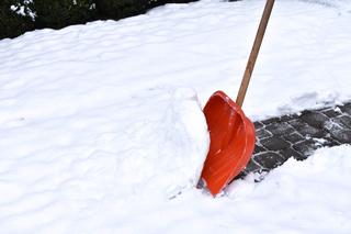 Odśnieżamy w Białymstoku. Mieszkańcy wspólnie usuwają śnieg z chodników i parkingów
