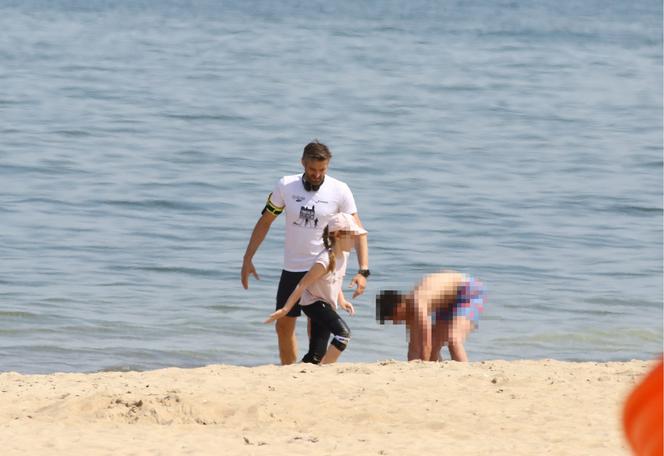Joanna Koroniewska i Maciej Dowbor z dziećmi na plaży 