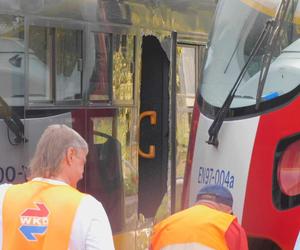 Autobus miejski zderzył się z pociągiem WKD. Ranni pasażerowie przewiezieni do szpitala