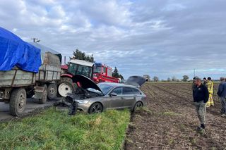Drogowa demolka pod Rawiczem. Osobówka huknęła ciągnik, aż urwały się koła