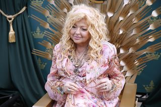 72-letnia Magda Gessler w różu wdzięczy się jak nastolatka. I włoski jakby jaśniejsze