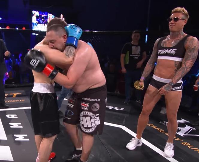 Stifler jako ring girl na FAME MMA 1