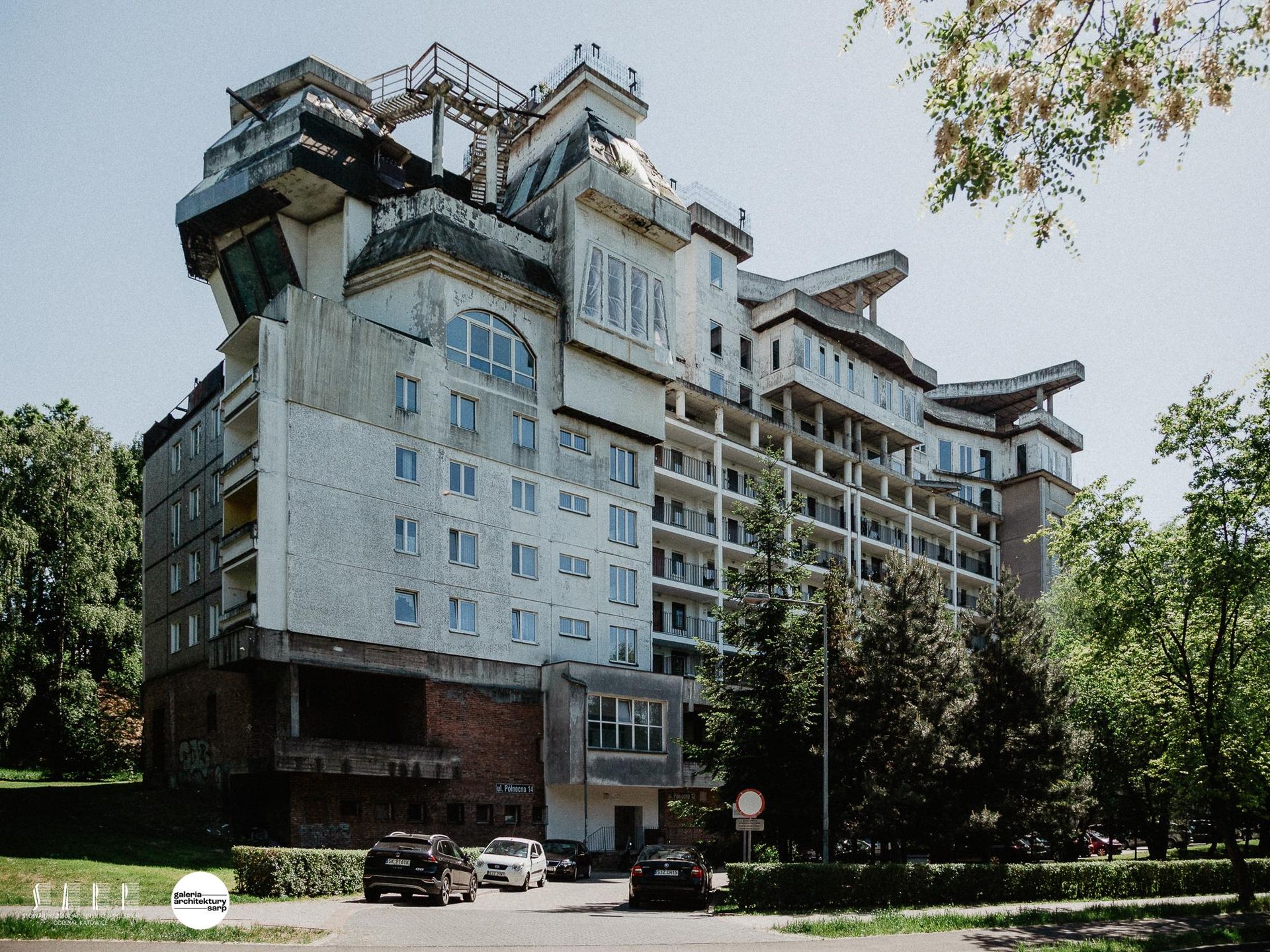 Willa na dachu bloku wyglądała jak statek kosmiczny