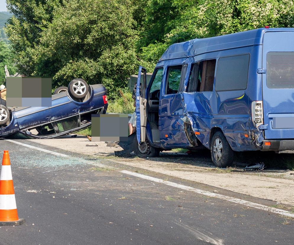 Koszmarny wypadek. Bus zderzył się z osobówką. Dwie osoby nie żyją, wielu poszkodowanych