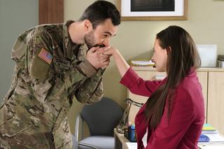 Barwy szczęścia odc. 2793. Gabrysia Niedzielska (Marta Juras), żołnierz Jack (Paweł Peterman)