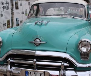 Było spotkanie z modą, muzyką i samochodami z lat 20. w Korczewie. Za nami impreza „Magia lat 20-tych” 2025