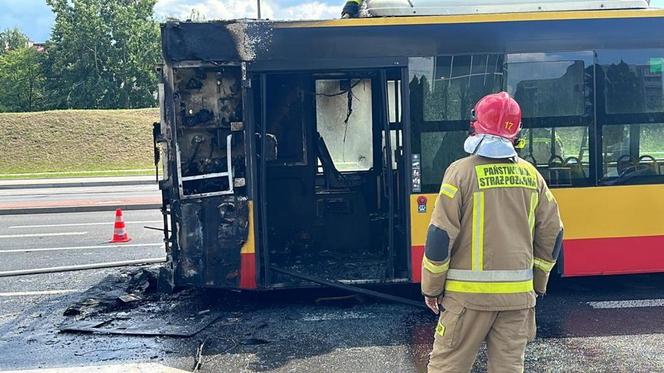 Autobus miejski w ogniu! Wielkie płomienie buchały na Ursynowie, cały się spalił