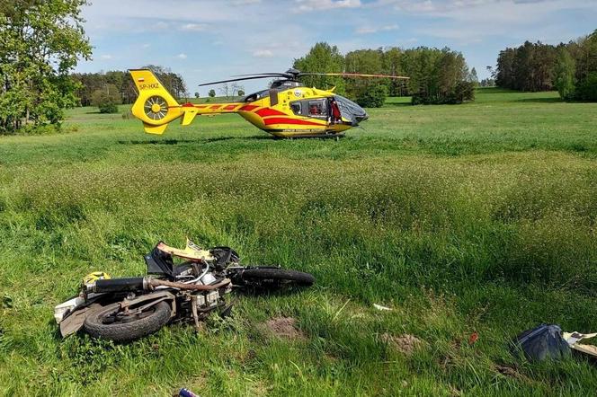 Rannego motocyklistę przetransportowano do szpitala helikopterem Lotniczego Pogotowia Ratunkowego