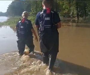 Bydgoscy policjanci pomagają mieszkańcom obszarów dotkniętych powodzią