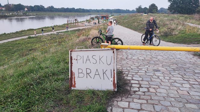 Mieszkańcy Wrocławia z zaniepokojeniem obserwują rzekę Odrę przepływającą pomiędzy osiedlami Kleczków i Różanka