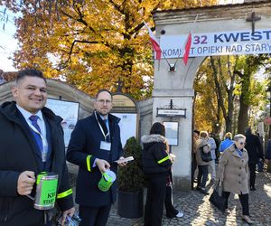 Słoneczna pogoda sprzyjała. 32. Kwesta Na Odnowę Zabytków Starego Cmentarza w Tarnowie