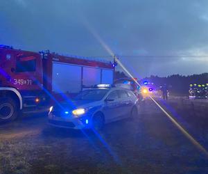 Poważny wypadek w Obrowie. Dachował samochód osobowy. Dwie osoby w szpitalu