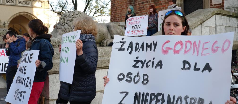 Manifestacja poparcia dla protestujących w Sejmie