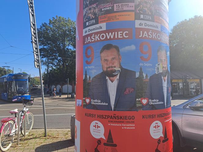 Plakaty wyborcze w Krakowie. Tak kandydaci na posłów i senatorów zabiegają o głosy wyborców