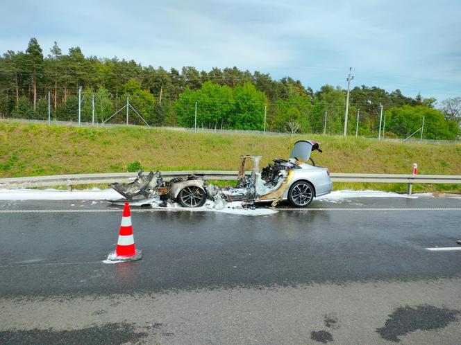 Pożar auta na S5 koło Leszna. Prawie nic z niego nie zostało