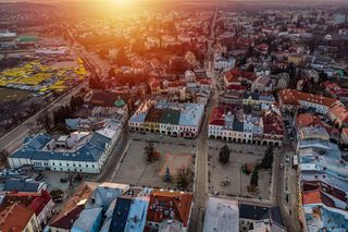 Właśnie rozpoczął się Krosno Design Festival 2025. Zabytkowy rynek zamieni się w galerię sztuki!