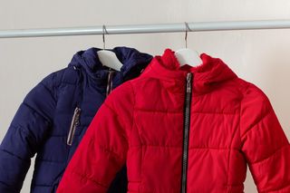 Weź suszarkę do włosów i rozbij puch w upranej kurtce. Będzie puszysta jak kiedyś. Sposób na zbity puch w kurtce