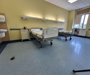 Nie było „dymka”, więc cisnął telefonem! Alarm w szpitalu, strażacy w akcji