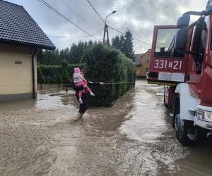 Dramat na Śląsku. Zalane miasta, zamknięte drogi, tysiące interwencji. Ewakuowano matkę z dwójką dzieci