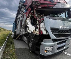 Autostrada A1 stoi. Dwa TIR-y zablokowały autostradę. Policja ostrzega