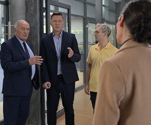 Pierwsza miłość, odcinek 3955: Izabela (Olga Bończyk), Michał (Wojciech Błach), Karol Weksler (Karol Strasburger), Brian (Dominik Rybiałek)	