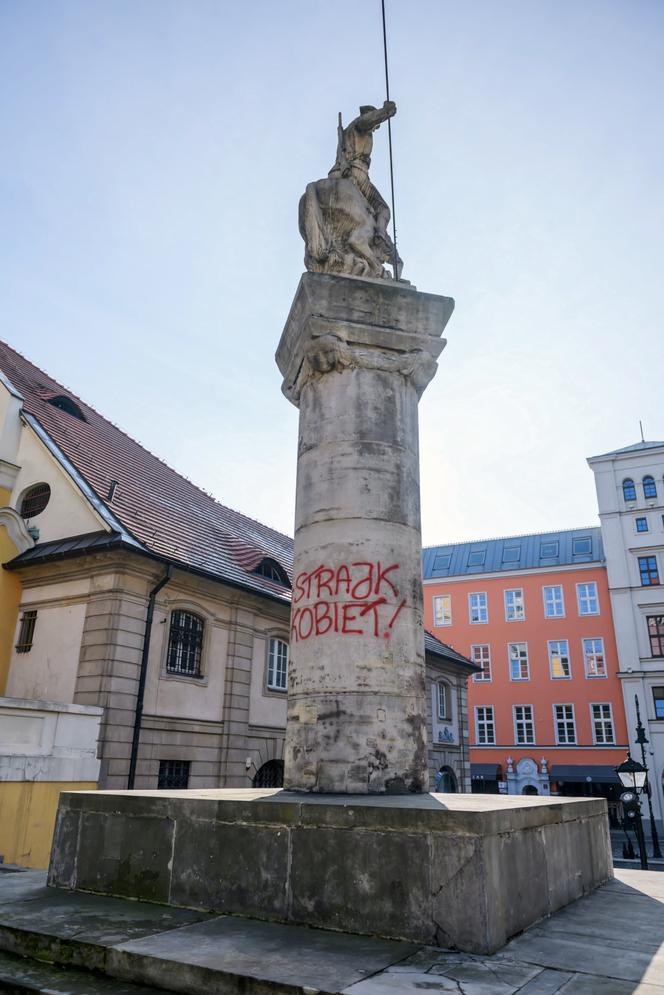 Tajemnicze znaki X na pomniku 15. Pułku Ułanów Poznańskich! Kto je namalował? [ZDJĘCIA] 