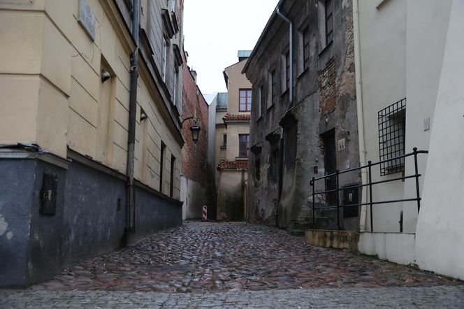 Ul. Ku Farze na Starym Mieście w Lublinie to jedna z najwęższych ulic w Polsce!