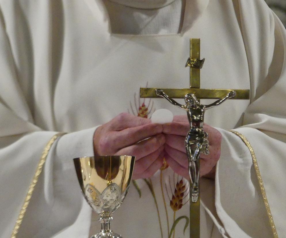 Ksiądz przegrał w sądzie parafianką. To, jak go pożegnali może wprawić w osłupienie