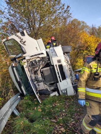 Ciężarówka wylądowała na boku! GROŹNY incydent w Trzycierzu