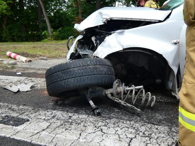 Dramatyczny wypadek na S8. Opel huknął w taksówkę, ciężarna kobieta w szpitalu