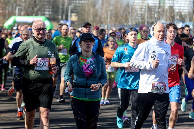 Bieg Wiosenny w Parku Śląskim 2025. Biegacze na trasie