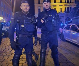Wrocław. Burdy kibiców na Starym Rynku. Interweniowała policja [ZDJĘCIA].