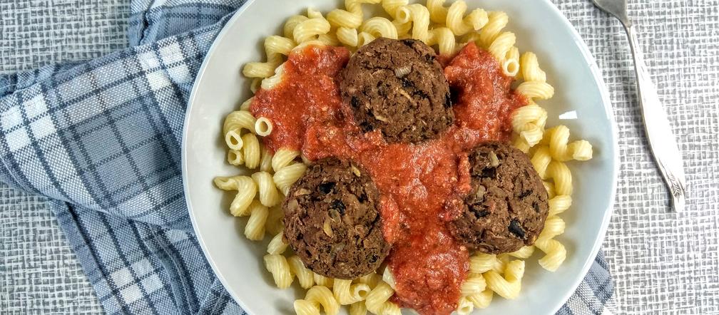 Klopsy fasolowe z sosem pomidorowym: pyszne i obfite danie bezmięsne