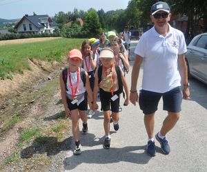 Gdzie na wiosenną wycieczkę w Świętokrzyskiem? Zobacz popularne szlaki turystyczne, rezerwaty i jaskinie 