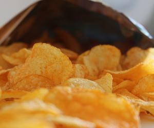 Zakaz reklamy chipsów, słodyczy i nabiału. Ma to pomóc w walce z otyłością wśród dzieci