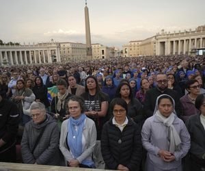 Hołdy na Placu Świętego Piotra.
