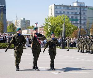 Ponad stu żołnierzy na Placu Solidarności w Olsztynie. Złożyli uroczystą przysięgę [ZDJĘCIA]